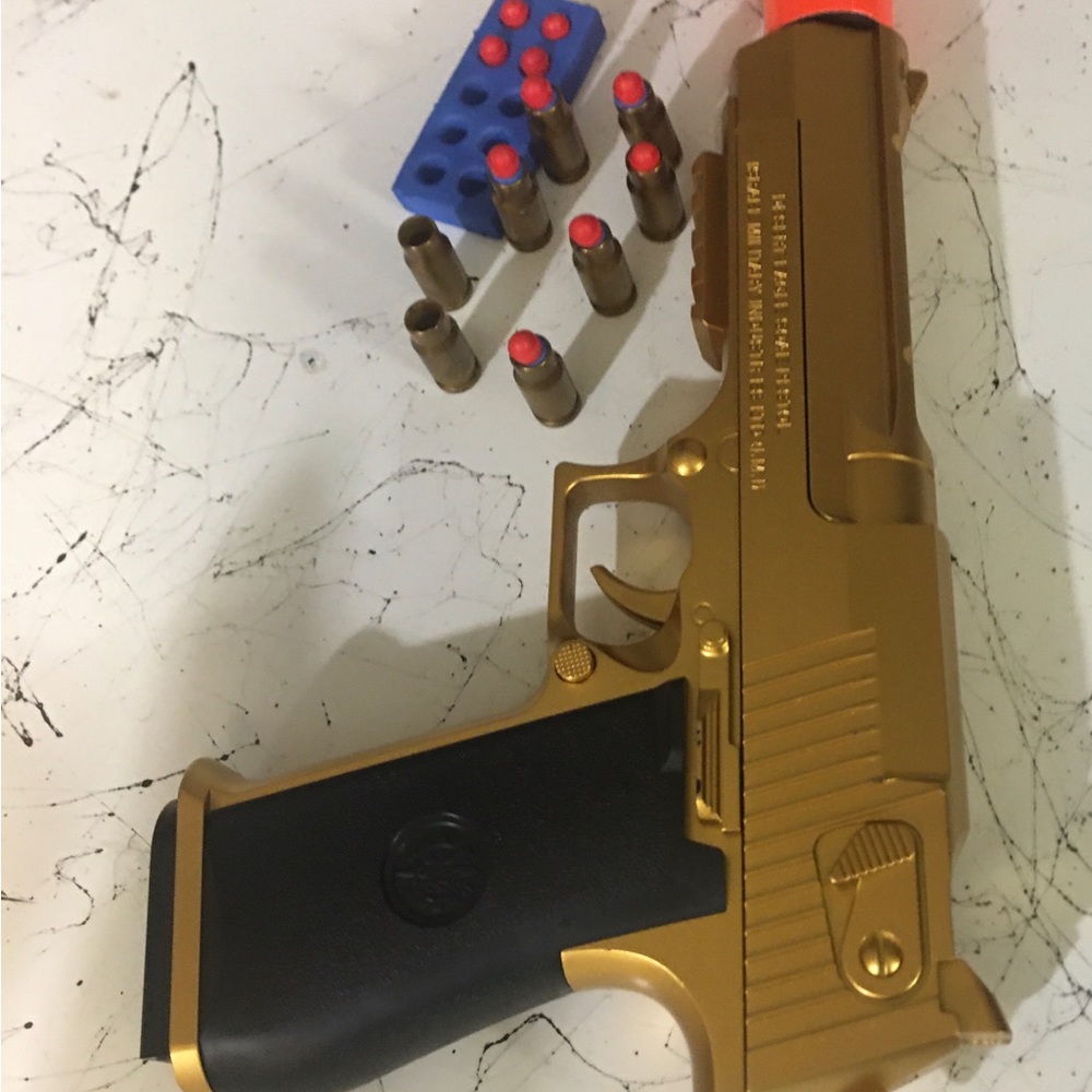 Toy gun 🎯🔫GOLD Desert Eagle 50cal SHOOTING Soft Bullet Shell Ejecting Magazine - Picture 7 of 8